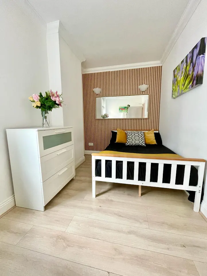 Nice double room in Crossharbour